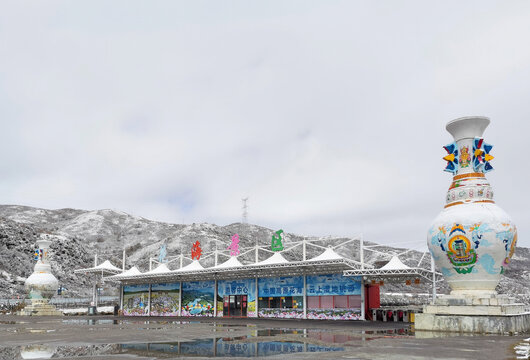 红原俄么塘花海景区大门雪景