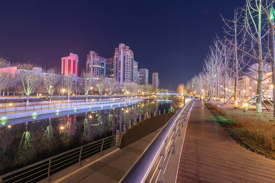 北京亮马河两岸圣诞节灯光秀