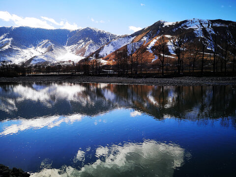 雪山倒影