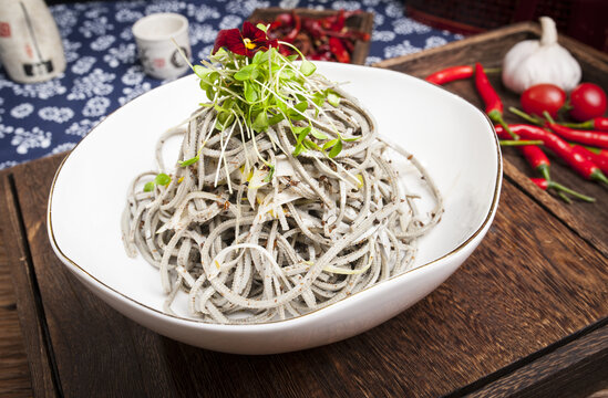 炝野葱花拌黑豆皮