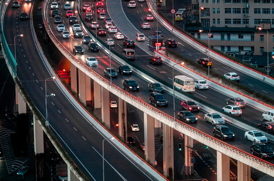 行驶在城市立交桥上的汽车