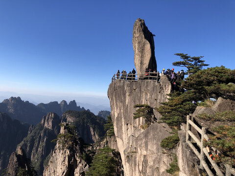 黄山飞来石