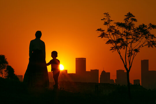 南宁夕阳下的母子牵手安居乐业