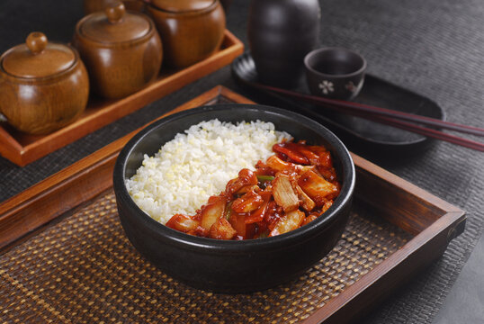 石锅鸡肉拌饭