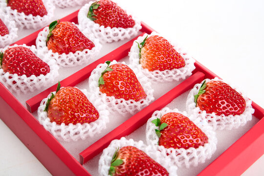 白底上的草莓