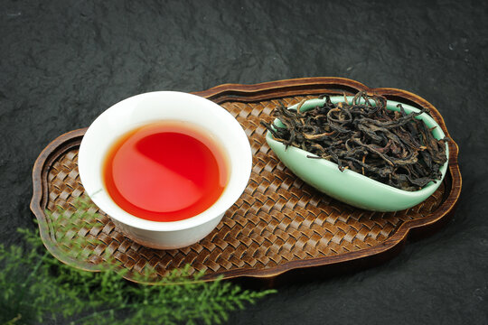 深底上的有機(jī)紅茶
