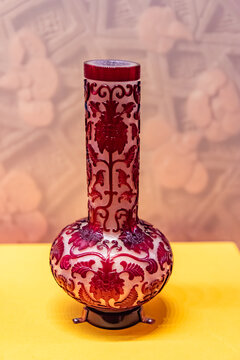 清乾隆红玻璃缠枝莲纹长颈瓶