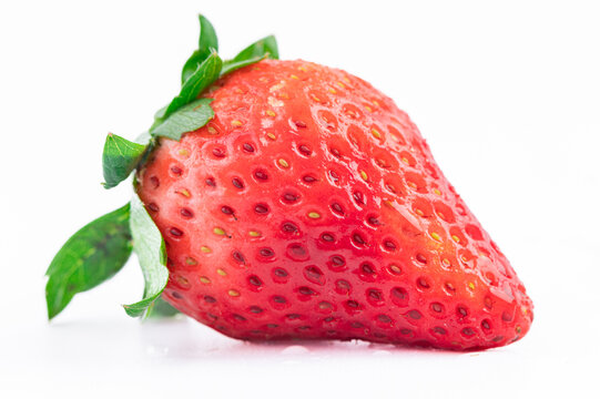 白底上的新鲜草莓