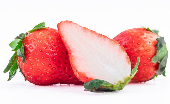 白底上的新鲜草莓