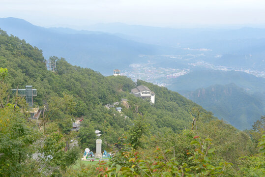 河南老君山悬崖森林里的酒店