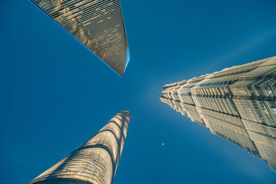 上海三件套夜景仰望摩天大楼