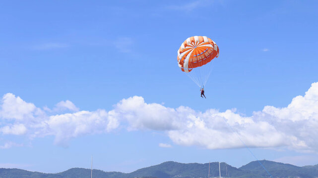 海边天空中的滑翔伞