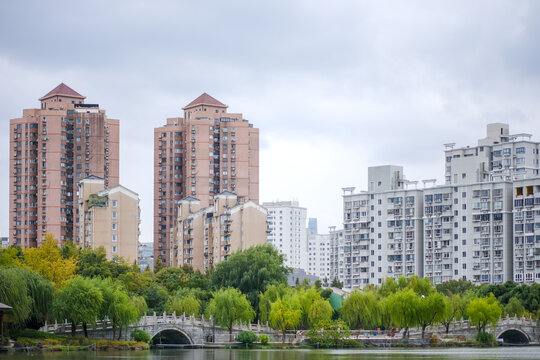 现代城市湖景房景观