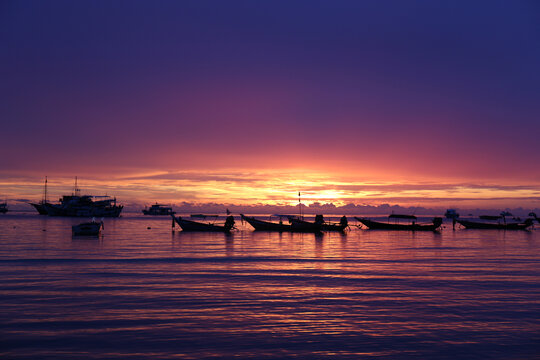 海边渔船和落日