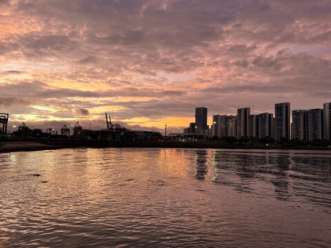 夕阳下的海边