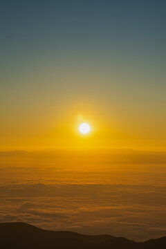 日出和云海