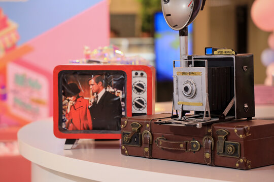 老式照相机电视机皮箱展示道具