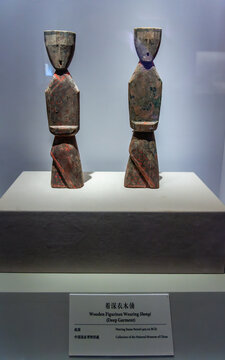 中国国家博物馆的战国着深衣木俑