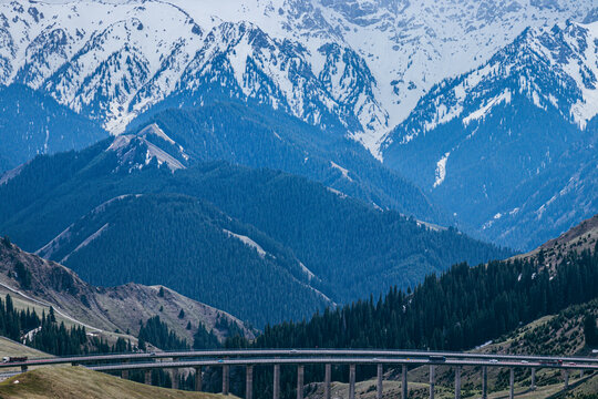 雪山下的果子溝大橋