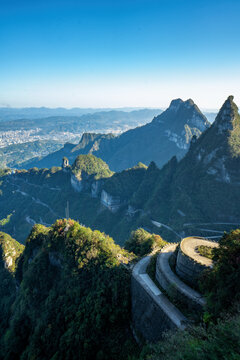 张家界悬崖峭壁上的盘山公路