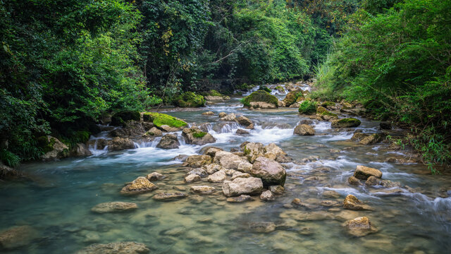 小七孔森林公园山间溪流