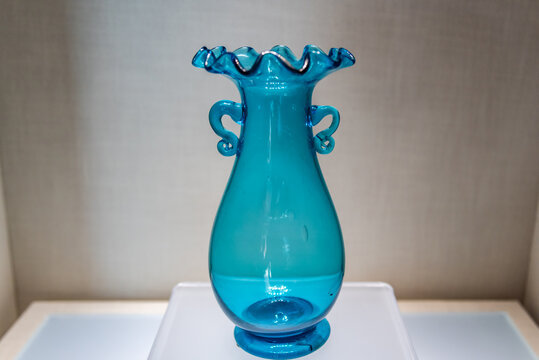 北京故宫清代海蓝色玻璃花瓣口瓶
