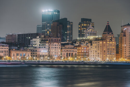 上海外滩建筑群与黄浦江夜景