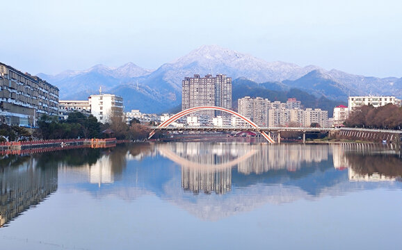 雪山下的小城岳西