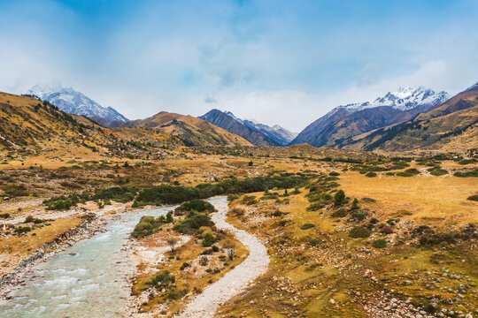 西藏格聂神山和高原河流美景