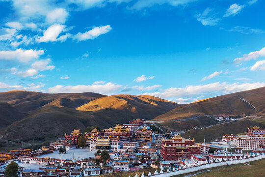 西藏高原山区佛教寺庙和草原美景