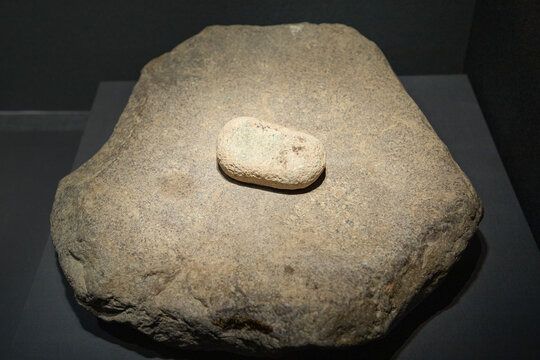 上山文化文物石磨盘石磨棒