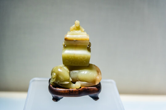 北京故宫的清代黄玉雕象驮宝瓶