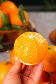 深底上的爱媛果冻橙