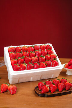 箱子里装的新鲜草莓