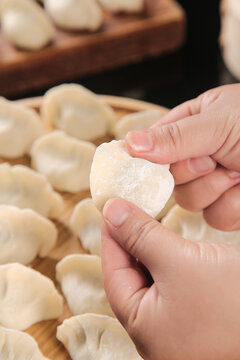 深底上的鲅鱼水饺