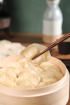 木底上的鲅鱼水饺