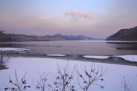 雪后结冰的湖面