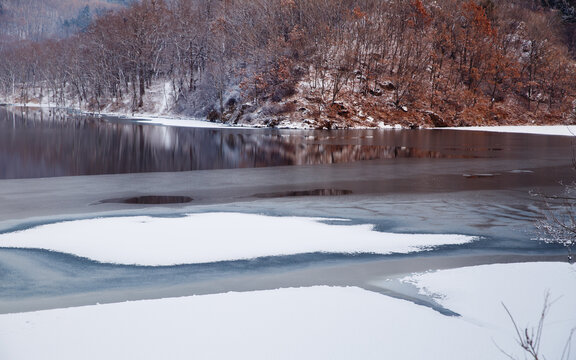 雪后结冰的湖面