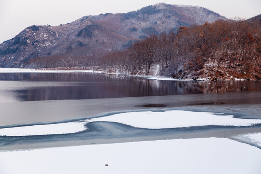 雪后结冰的湖面