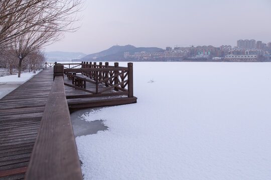 雪后的湖畔