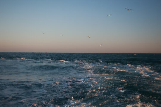 海浪浪花落日海平面水面出海