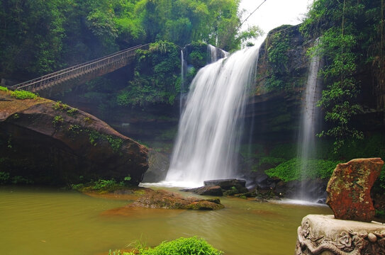 旅游景点瀑布风景流水景观