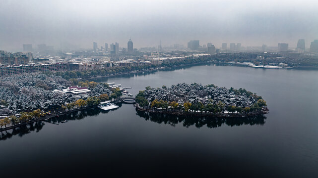 初雪后的中国长春南湖公园雪景