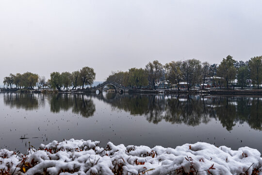 初雪后的中国长春南湖公园雪景