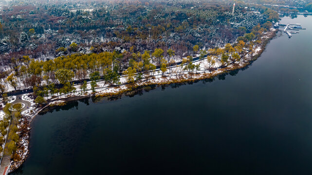 初雪后的中国长春南湖公园雪景