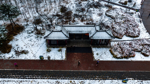 雪后的长春南湖公园凉亭景观