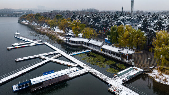 雪后的长春南湖公园船台景观