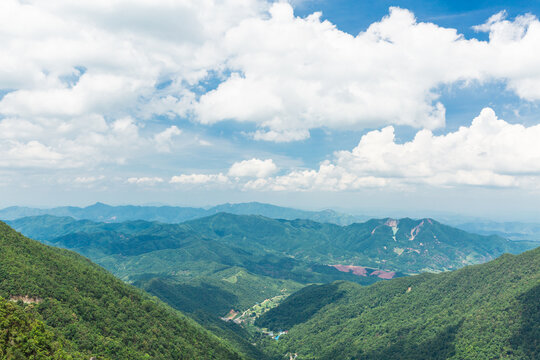 眺望远处的大山山脉