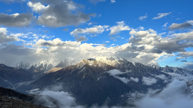 贡嘎雪山子梅垭口观景台日照金山