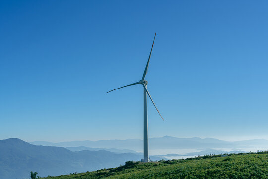 山顶上的风力发电机